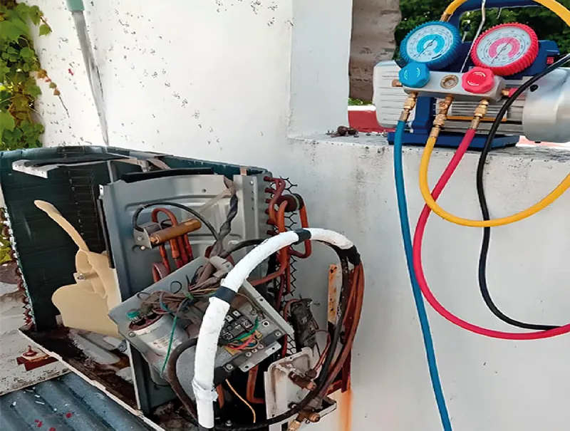 Manómetros conectados a una unidad exterior durante la carga de gas refrigerante