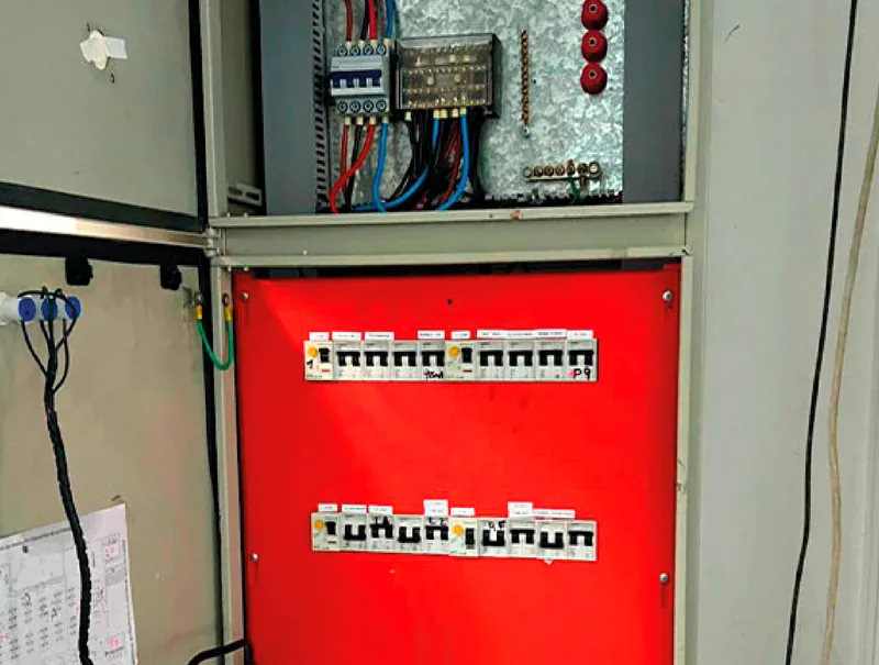 Tablero general armado por Econex con interruptores y barras identificadas