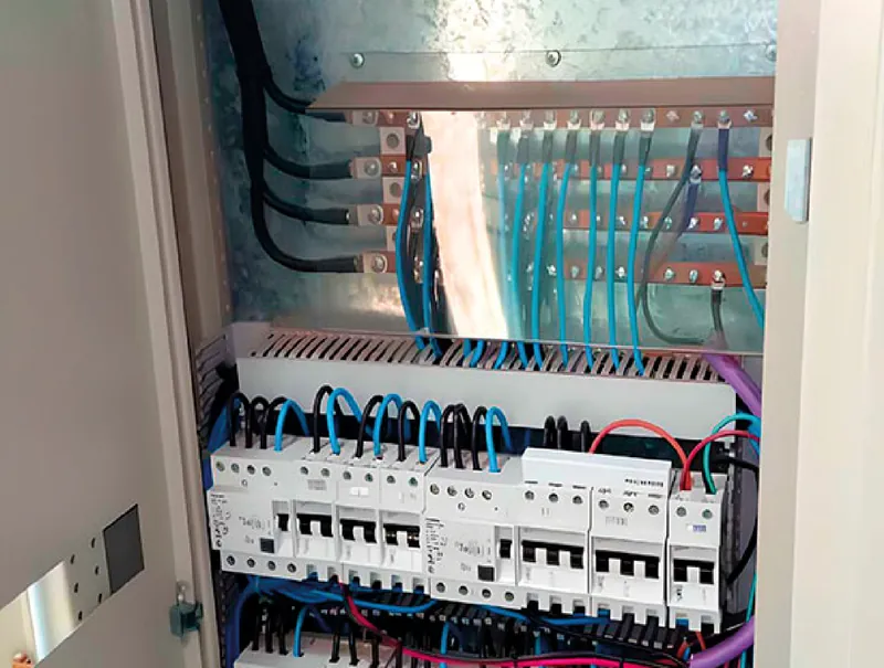 Tablero seccional con el cableado ordenado y los circuitos identificados